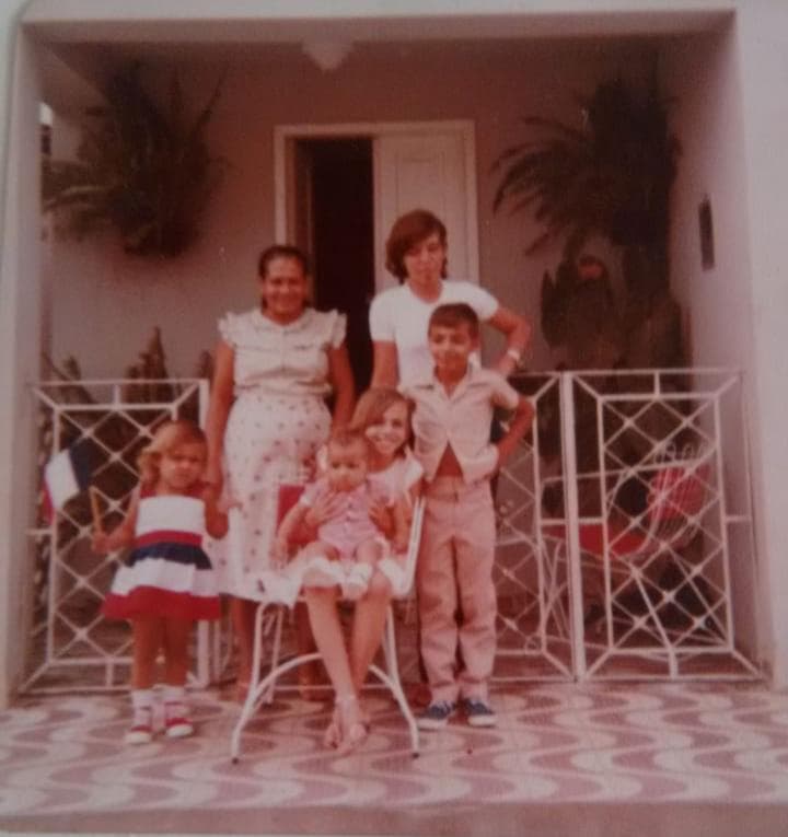Foto antiga com danos antes da restauração